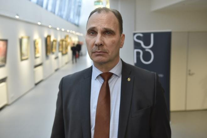 Suojelupoliisin erikoistutkija Pekka Hiltunen, Keskusrikospoliisin apulaispäällikkö Tero Kurenmaa ja tapauksen tutkinnanjohtaja, rikoskomisario Olli Töyräs tiedottivat Turun puukotuksen esitutkinnan päättymisestä keskiviikkona Vantaalla. KUVAT: Kimmo Penttinen