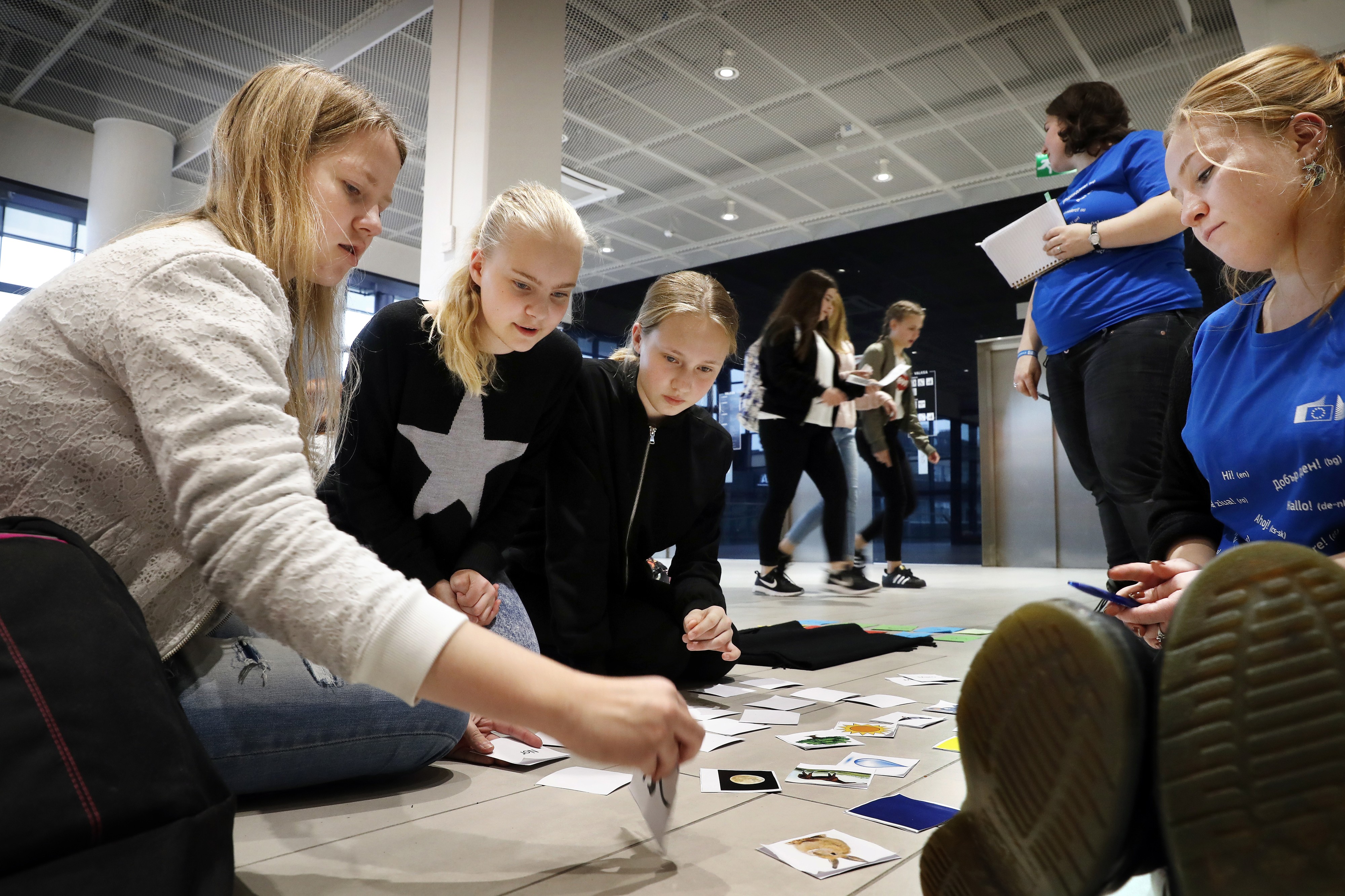 Saara Koivupalo (vas.), Ella Holappa ja Iida Matala harjoittelivat romanian kielen pisteellä.