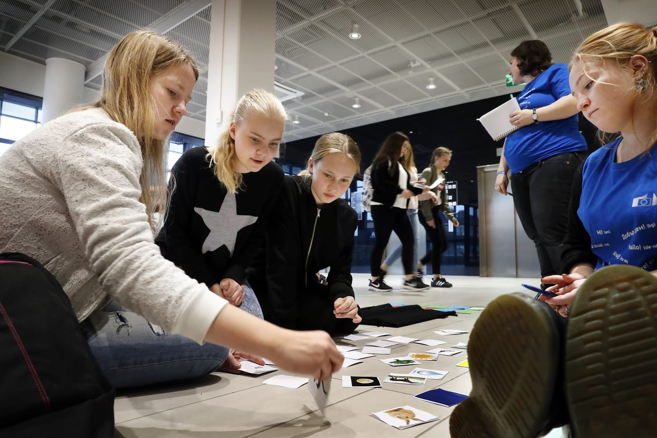 Saara Koivupalo (vas.), Ella Holappa ja Iida Matala harjoittelivat romanian kielen pisteellä.