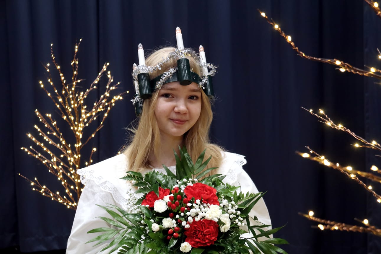 Maiju Lehtikangas astui saliin Jenna Uusimäen soittaessa viululla Santa Lucian.