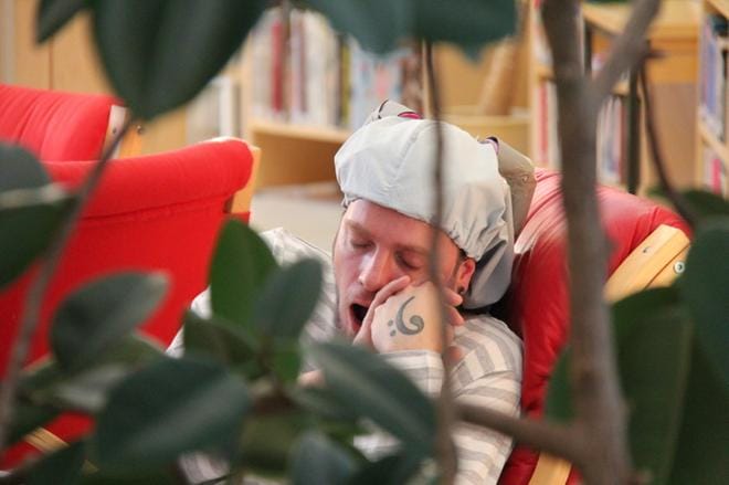Herra Hakkarainen otti torkut kirjastossa, kun lapset kuuntelivat musiikkiesitystä. KUVAT: MIA KÄRKKÄINEN