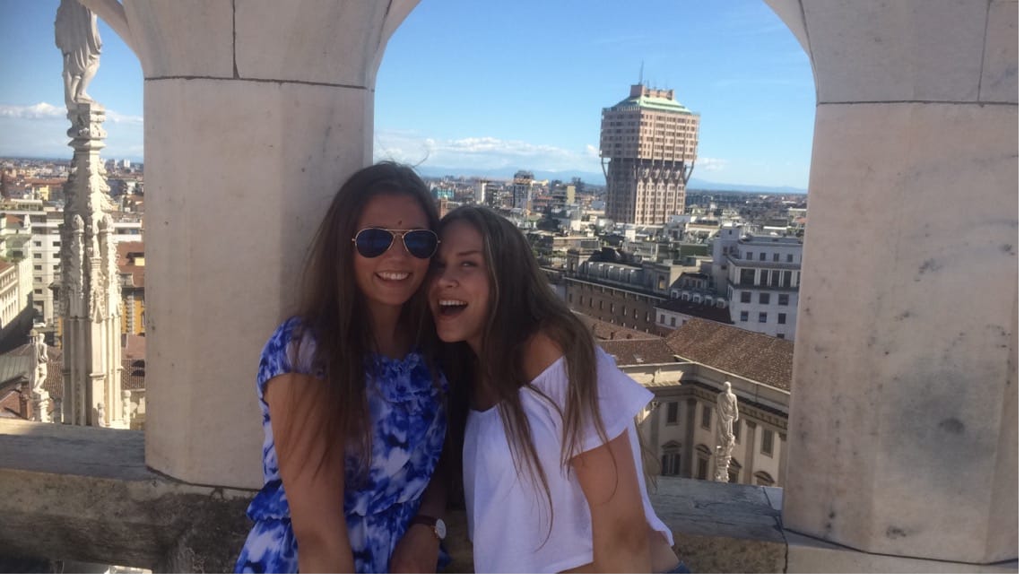 Julia Hirvelä ja Sanna Helaakoski Milanossa Duomo di Milano -tuomiokirkon katolla.