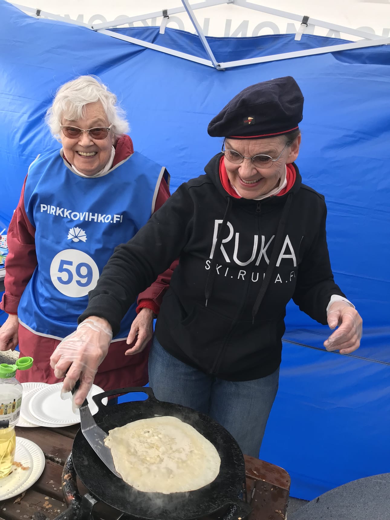 Sinistä vappua viettivät aattona simaa tarjoillut Leena Ronkainen ja lättyjä paistanut Riitta Kivimäki.