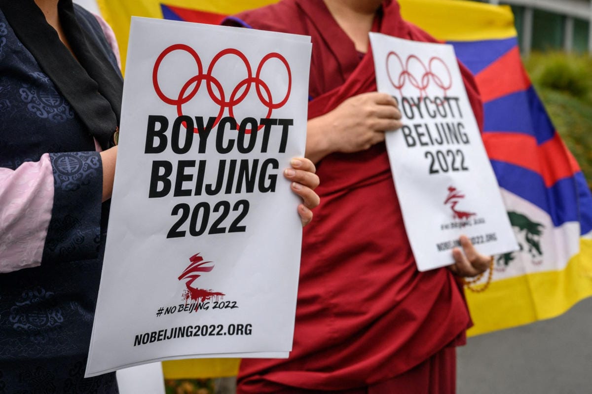 Tiibetiläiset aktivistit kampanjoivat marraskuussa Pekingin olympialaisten boikotoinnin puolesta KOK:n päämajan edustalla Sveitsin Lausannessa. LEHTIKUVA / AFP
