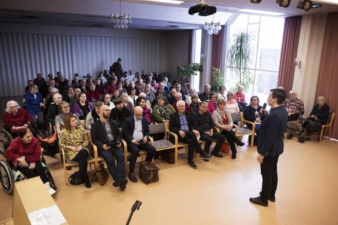 SDP:n Matias Mäkynen kutsui toimialajohtaja Jukka Kentalan kertomaan, mikä vanhustenhoidon tila on. KUVA: JARNO PELLINEN