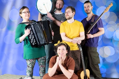 Oululainen lastenmusiikkiyhtye Maailman vahvin pupu palkittiin valtakunnallisessa Jellonagaalassa