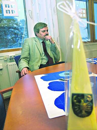 Nyörit tiukalla. Kaupunginjohtaja Esa Sippola kuvaa ensi vuotta erittäin tiukan talouden vuodeksi Oulaisissa. Sippola muutti tänä vuonna Lappajärveltä Oulaisiin.