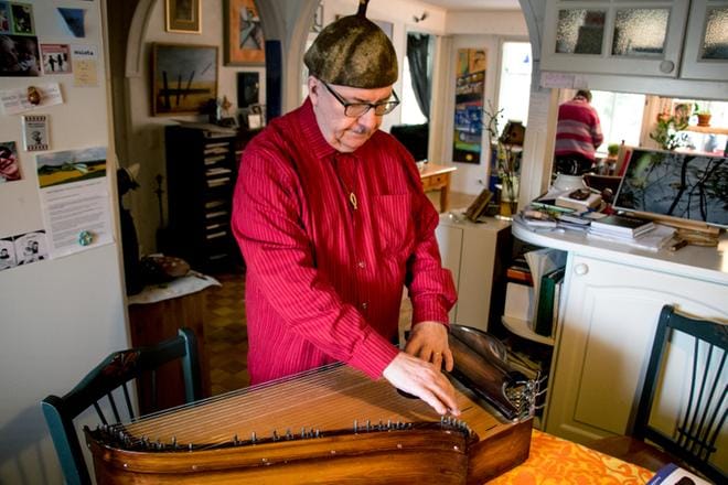Hannu Syrjälahti soittelee vielä omaksi ilokseen kotona, ja silloin kantele on yleensä keittiön pöydällä. Viimeisiä julkisia esiintymisiä hänellä oli Ida-Elinan kanssa Kauhajoen kirkossa. KUVAT: JORMA HAVULA