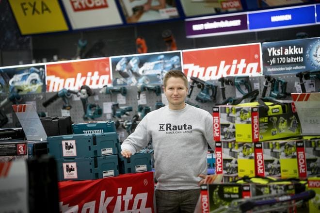 Kauppias Iiro Takala vie varkaudet aina poliisille. Hän sanoo, että omassa liikkeessä myymälävarkauksien määrä on pysynyt aika vakiona. KUVA: JAAKKO ELENIUS