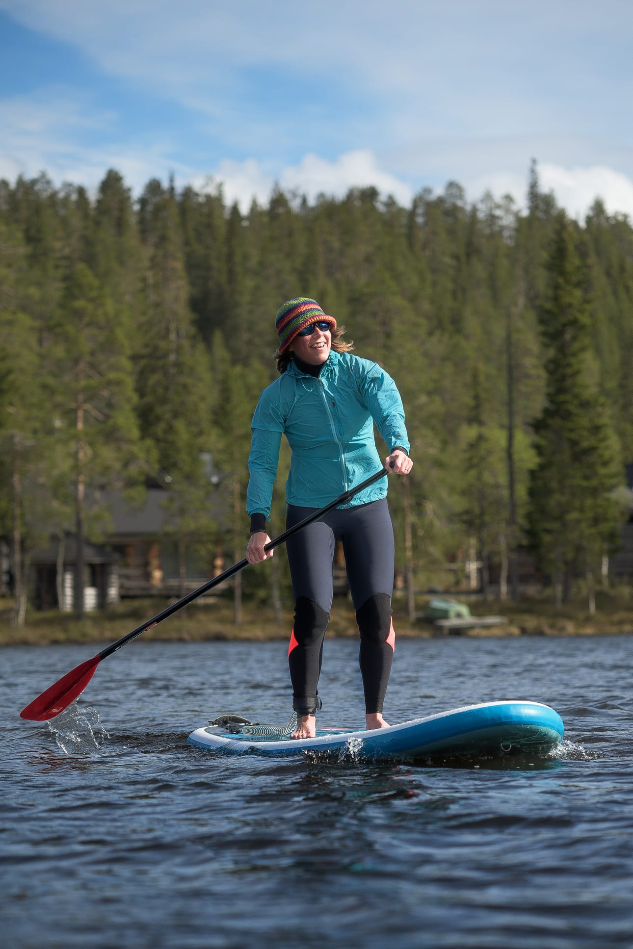 Lotta Sandvik nauttii suppailusta Talvijärven aalloilla.