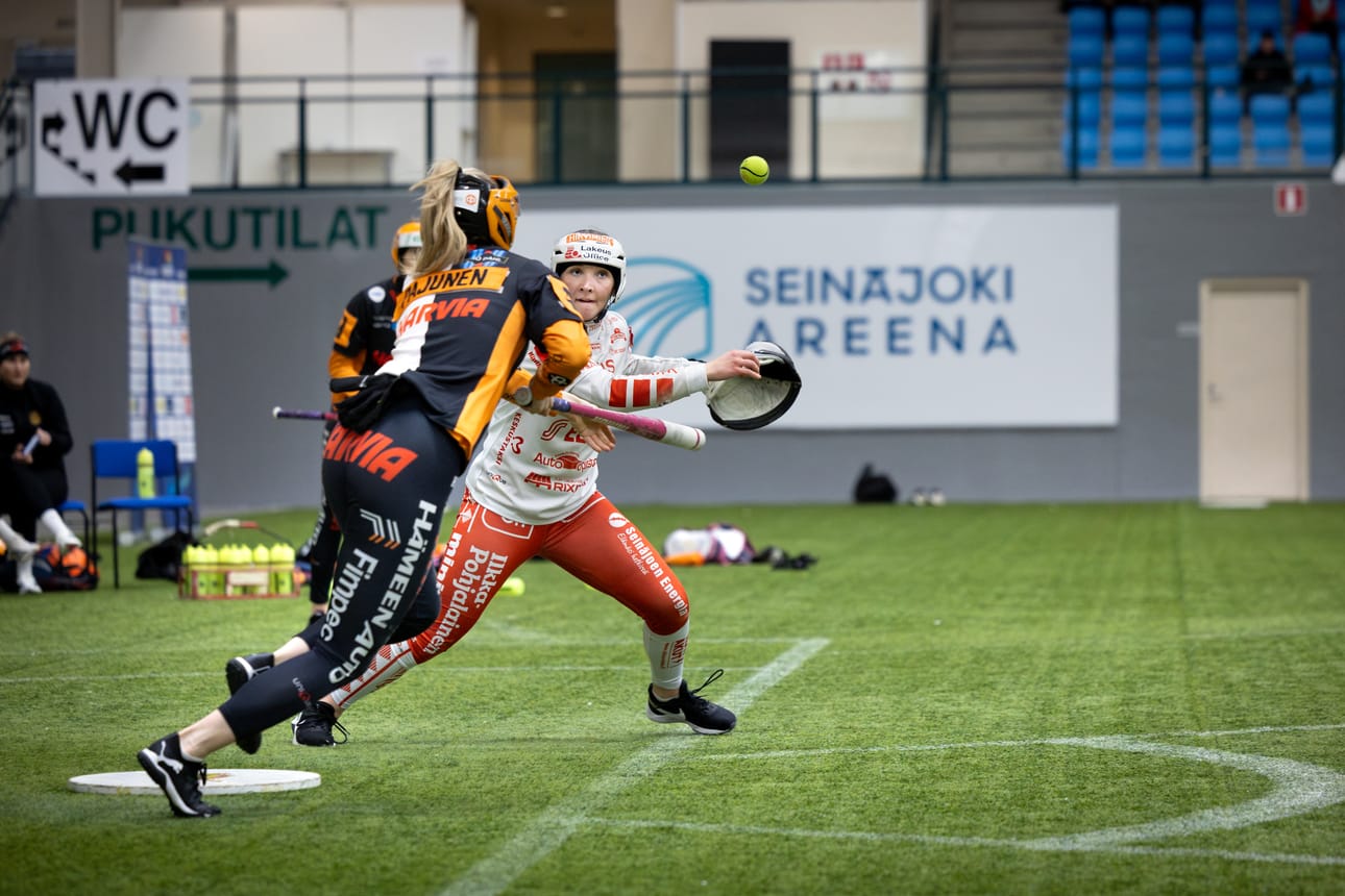 Kirittärien Iida Pajunen ja Jussittarien lukkari Matilda Niskakangas käyvät henkien taistelua, jossa pallo on mukana.