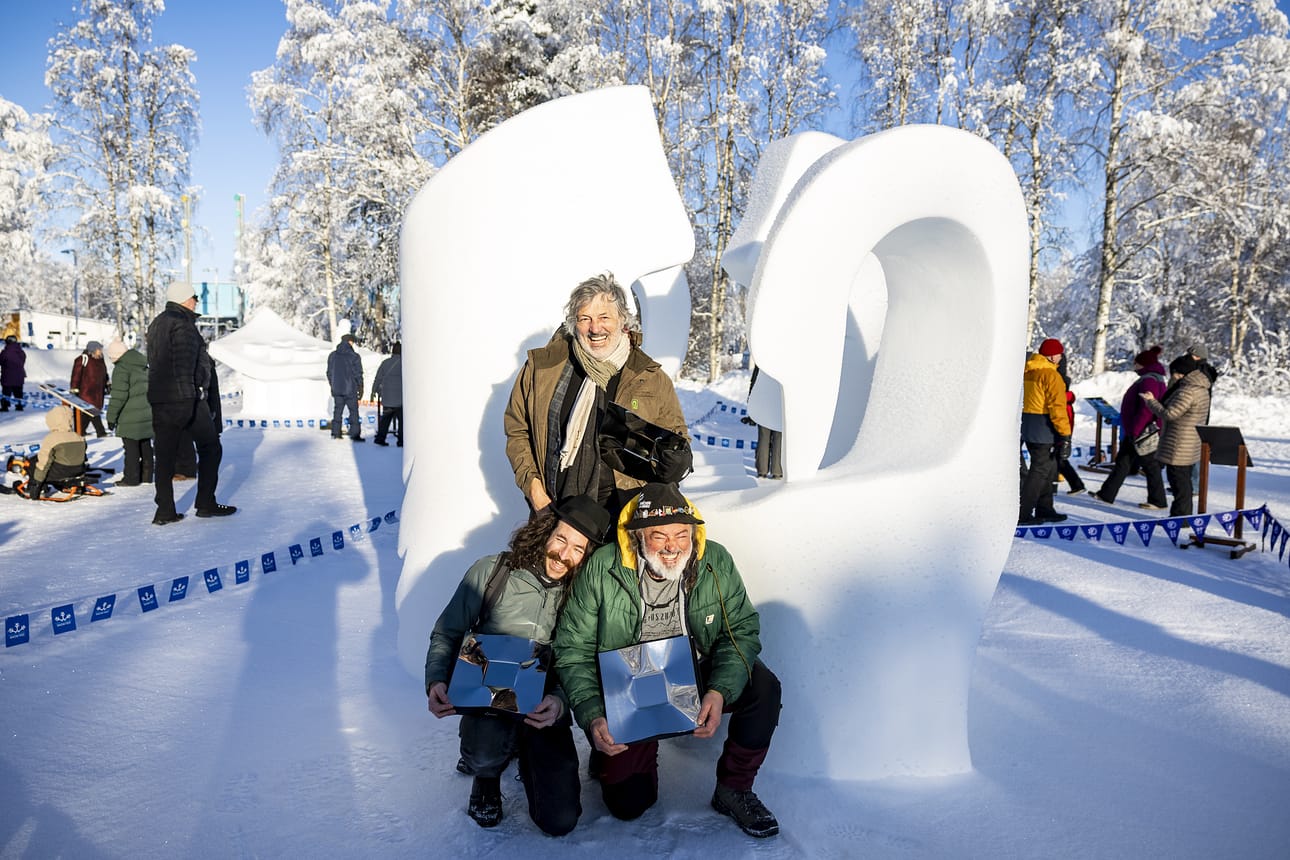 Nallikarin Snow Fest -lumenveistokisan voittajatiimi on Espanjasta. Kolmihenksiessä joukkueessa kisasivat Dario Reina (vas.), Josu Ruiz ja Emiliano Lorenzo (oik.). Joukkueen veistoksen nimi on suomeksi laulujoutsen.