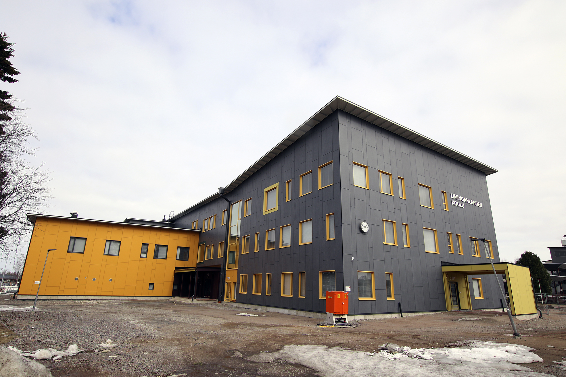 Uusi koulu -tiimin vetäjä Sari Sipola näyttää miten solun tilat voidaan jakaa tukevien väliseinien avulla.