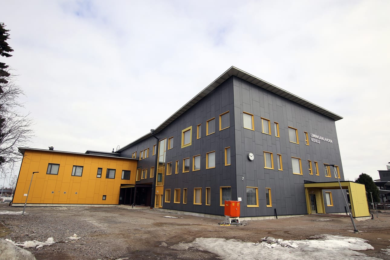 Uusi koulu -tiimin vetäjä Sari Sipola näyttää miten solun tilat voidaan jakaa tukevien väliseinien avulla.