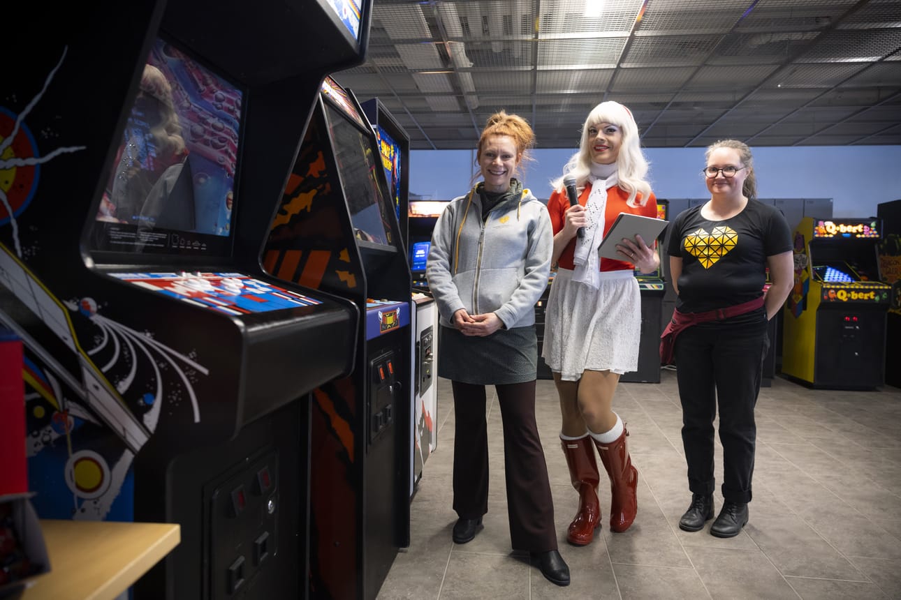 Rebekah Rousi, Wanda O Rly (Valtteri Lahti) ja Sonja Klippi-Ryhänen nauttivat pitkästä aikaa järjestetyn Vaasa Game Days tapahtuman tunnelmasta.