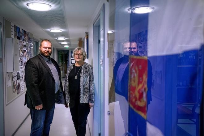 Jani Syvänen on aloittanut Etelä-Pohjanmaan reserviläispiirien toiminnanjohtajana. Ulla Muurimäkeä kutsuvat hetken kuluttua eläkepäivät. KUVA: JAAKKO ELENIUS