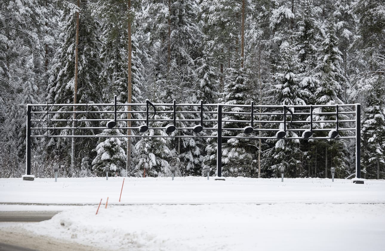 Hiukkavaaran kiertoliittymässä on metallinen teos, jossa on kahdeksan nuottia.