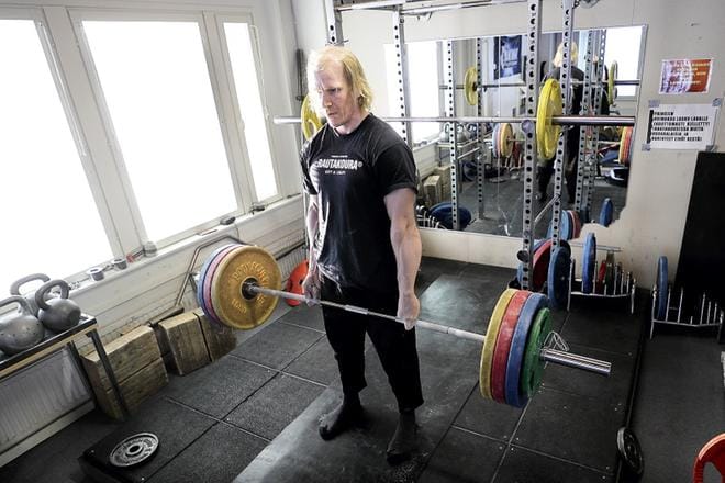 Isokyröläinen Timo Lauttamus saa nostettua painot yhdellä sormella. Kuva: Heikki Hakanen