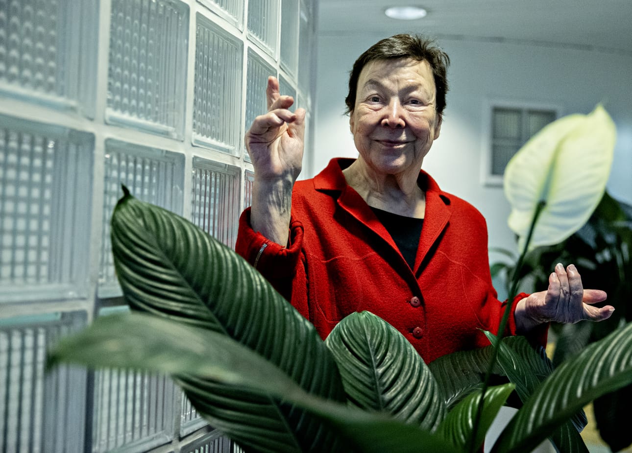 Pitkän uran oikeuslääkärinä tehnyt Aulikki Wallin puhui kollegoilleen Pohjolan Lääkäripäivillä. Kuolemasta puhutaan hänen mukaansa liian usein kiertoilmaisuin, vaikka siitä kannattaisi puhua suoraan.