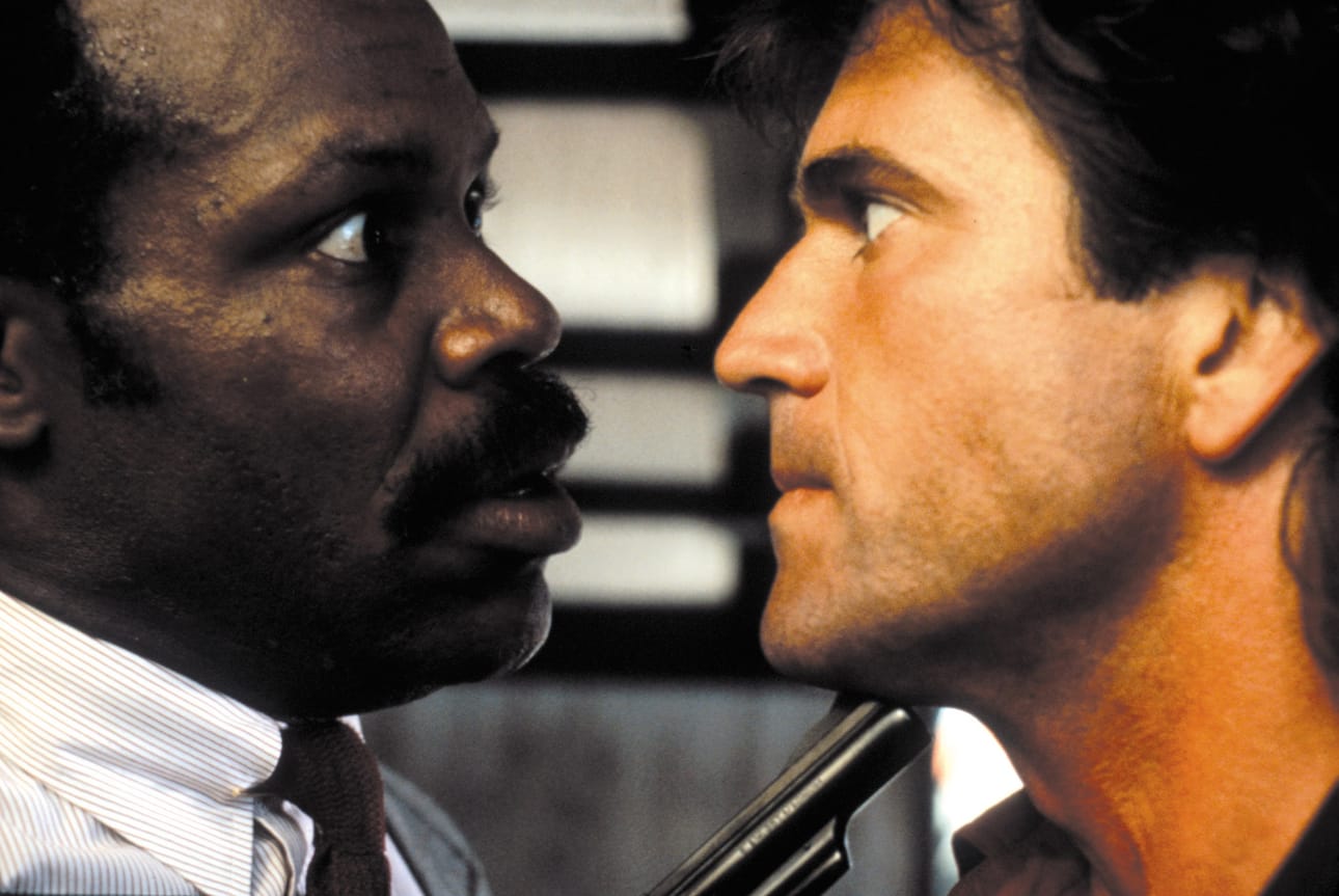 Tappavassa aseessa Danny Glover ja Mel Gibson ovat poliisikaksikko, joka jahtaa sadistista huumepomoa.