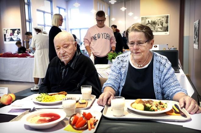 Jalasjärveläiset eläkeläiset Martti ja Pirkko Hietikko ihastelevat nykyajan kurikkalaista kouluruokaa ja pitävät sitä erittäin monipuolisena. KUVA: JOUKO HÄNNINEN
