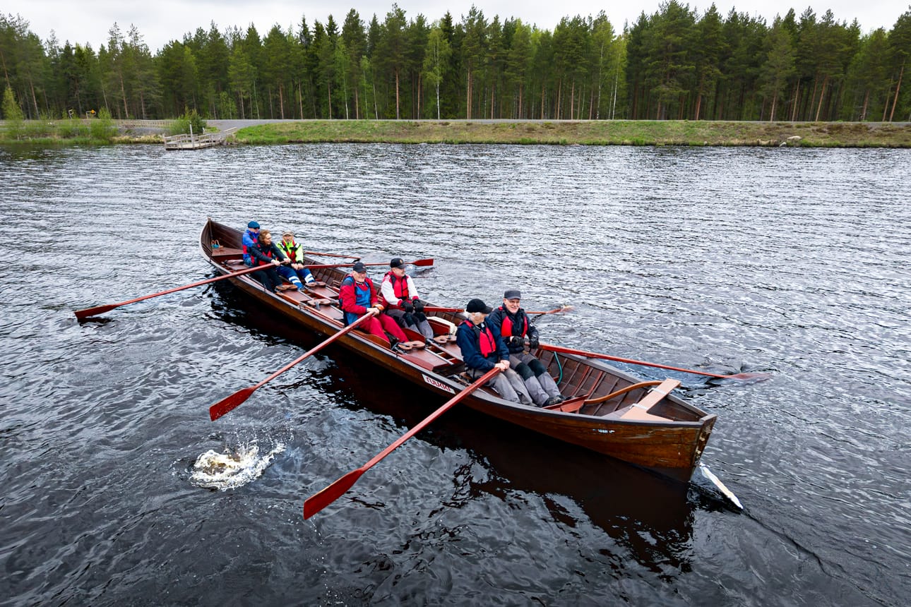 Kirkkoveneen ensimmäinen soutu Kyrkösjärvellä tehtiin seitsemän Lakeuden Elämysliikunta ry:n talkoolaisen voimin.