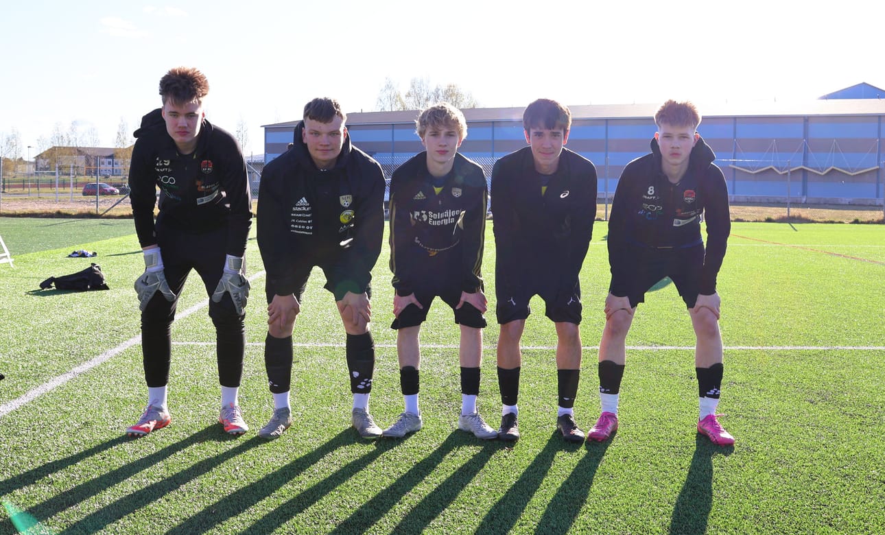 Talvisin futsal lisää monipuolisuutta Kanun harjoitteluun. Nyt käyntiin on potkaistu jalkapallokausi. Kuvassa vasemmalta oikealle futsalissa menestyneet Veeti Varvas, Tuomas Järvinen, Akseli Kangas, Jaakko Somppi ja Veeti Alahuhta. Kuvasta puuttuu Roni Innanen.
