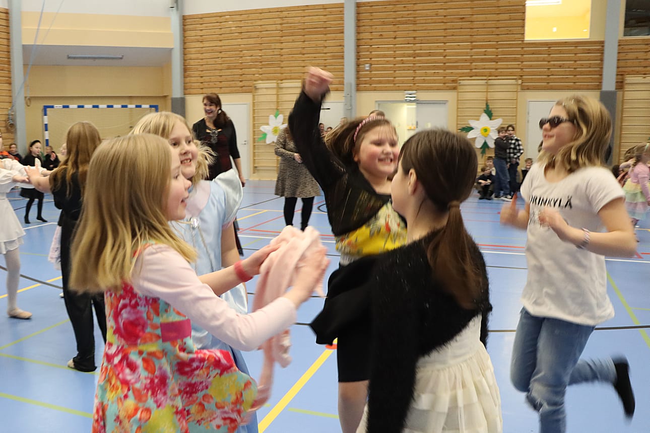 Jurvan yhtenäiskoulussa oli kova meno perjantaina, kun oppilaiden aloitteesta koulussa pidettiin ystävänpäivätanssiaiset.