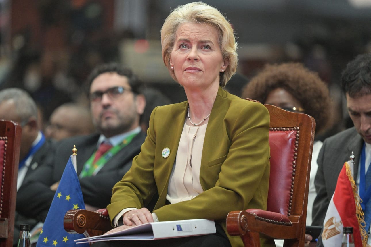 Nykyisen komission alkuaikoina von der Leyen halusi komissiosta ja EU:sta aiempaa geopoliittisemman toimijan, minkä toteuttaminen on käynyt Venäjän hyökkäyssodan alkamisen jälkeen yhä tarpeellisemmaksi. Von der Leyen kuvattiin Keniassa syyskuun alussa. LEHTIKUVA/AFP