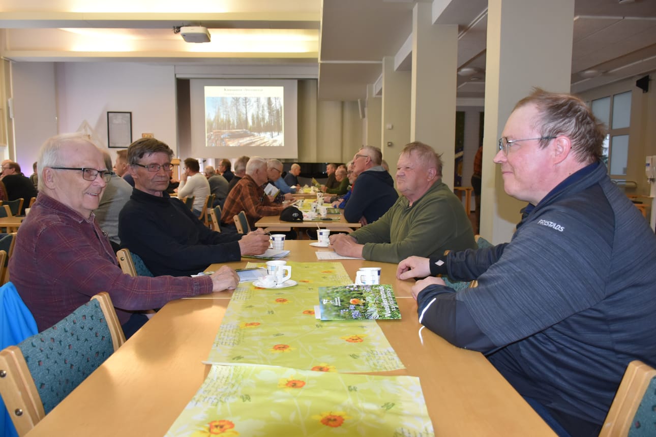 Kuusamon yhteismetsän osakaskunnan kokoukseen osallistuneet Kimmo Hyrkäs (oik.), Matti Enojärvi (oik.2), Sulo Määttä (vas.) ja Esko Pesonen (vas.2.) odottelivat kokouksen alkamista.