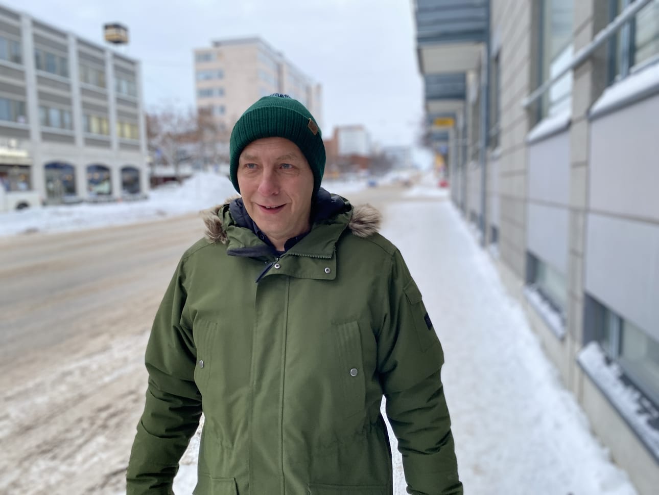 Hippi Hovin ei yleensä tarvitse kulkea kovin pitkään kadulla Vaasan keskustassa, ennen kuin vastaan tulee joku tuttu.