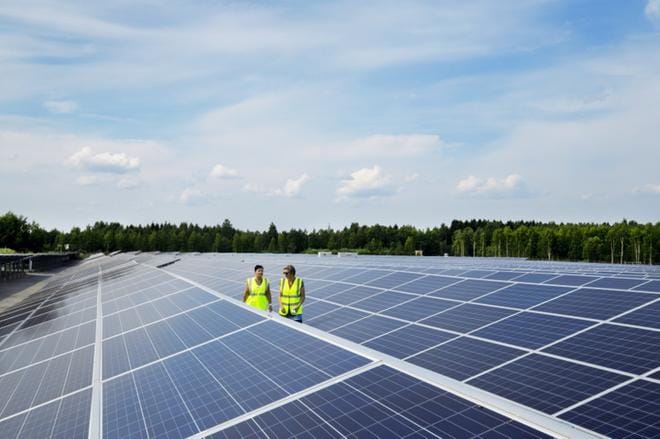 Atria Suomi laajentaa Nurmon tehtaallaan sijaitsevaa aurinkovoimalaa. Kuvassa kolme vuotta sitten käyttöönotettu voimala vuonna 2018. Arkistokuva: Teresa Nurmioja