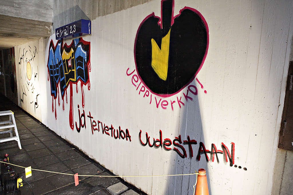 Kahdeksan vuotta Oulaisissa asunut Aleksei Nuojankoski on tehnyt graffitteja pitkään. Hän aloitti harrastuksen asuessaan Helsingissä. Oulaisten asematunnelin maalaus osoittaa hänen mukaansa sen, että graffitteihin on mahdollista saada lupa, kunhan sitä vain kysyy. Mukana projektissa oli myös nuoria, jotka videoivat ja valokuvasivat työtä.