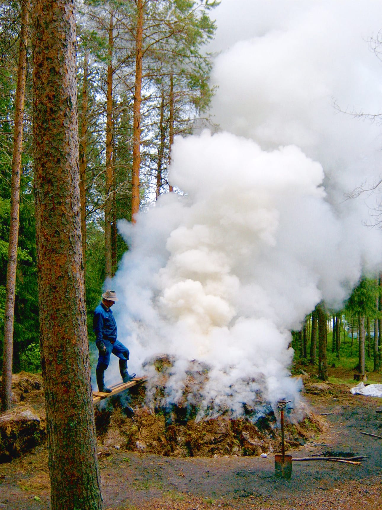 Koillismaan kesätapahtumien sarja käynnistyi jo maanantaina Posiolta Sirniön Seppätapahtumasta. Täytyy vain ihmetellä, miten pieni posiolaiskylä Sirniö herää joka kesä eloon paja- ja taontaperinteen innoittamana. Talkoisiin tarvitaan koko kylän voimat.
