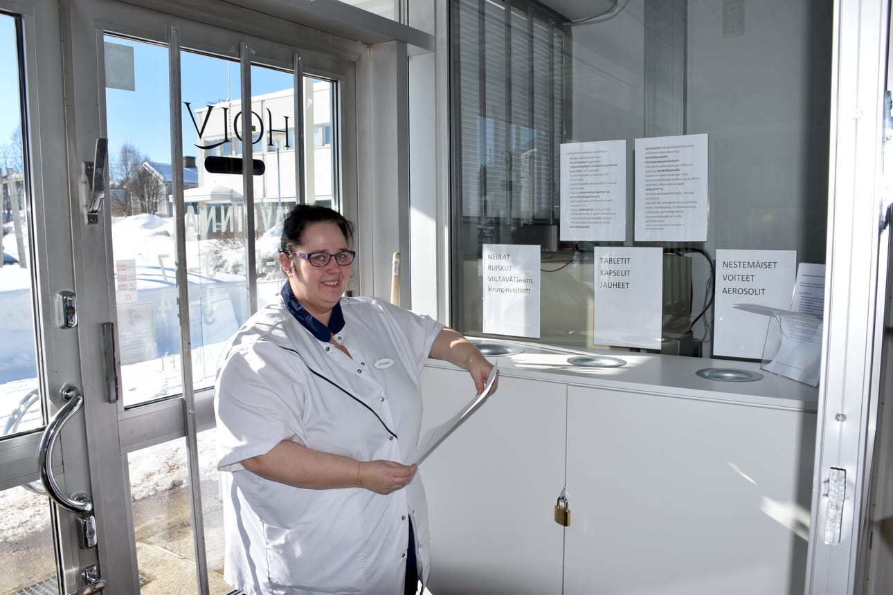 Jo moniin apteekkeihin pystytetyt lääkejätteen palauttamislaatikot löytyvät nyt myös Posion apteekin eteisestä. Laatikot ovat olleet nyt pari viikkoa, ja hyvin on pelannut, Posion apteekkari Sari Alatulkkila esittelee.