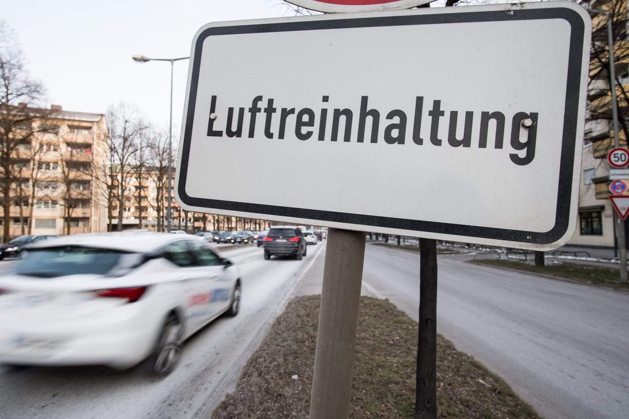 Liikennemerkki "'Luftreinhaltung" kertoo ilmanpuhtausvalvonnasta, jonka vuoksi Münchenin Landshuter Alleella on käytössä 50 kilometrin nopeusrajoitus. Saksalainen oikeusistuin vahvisti suurkaupungeille luvan rajoittaa dieselautoilua.