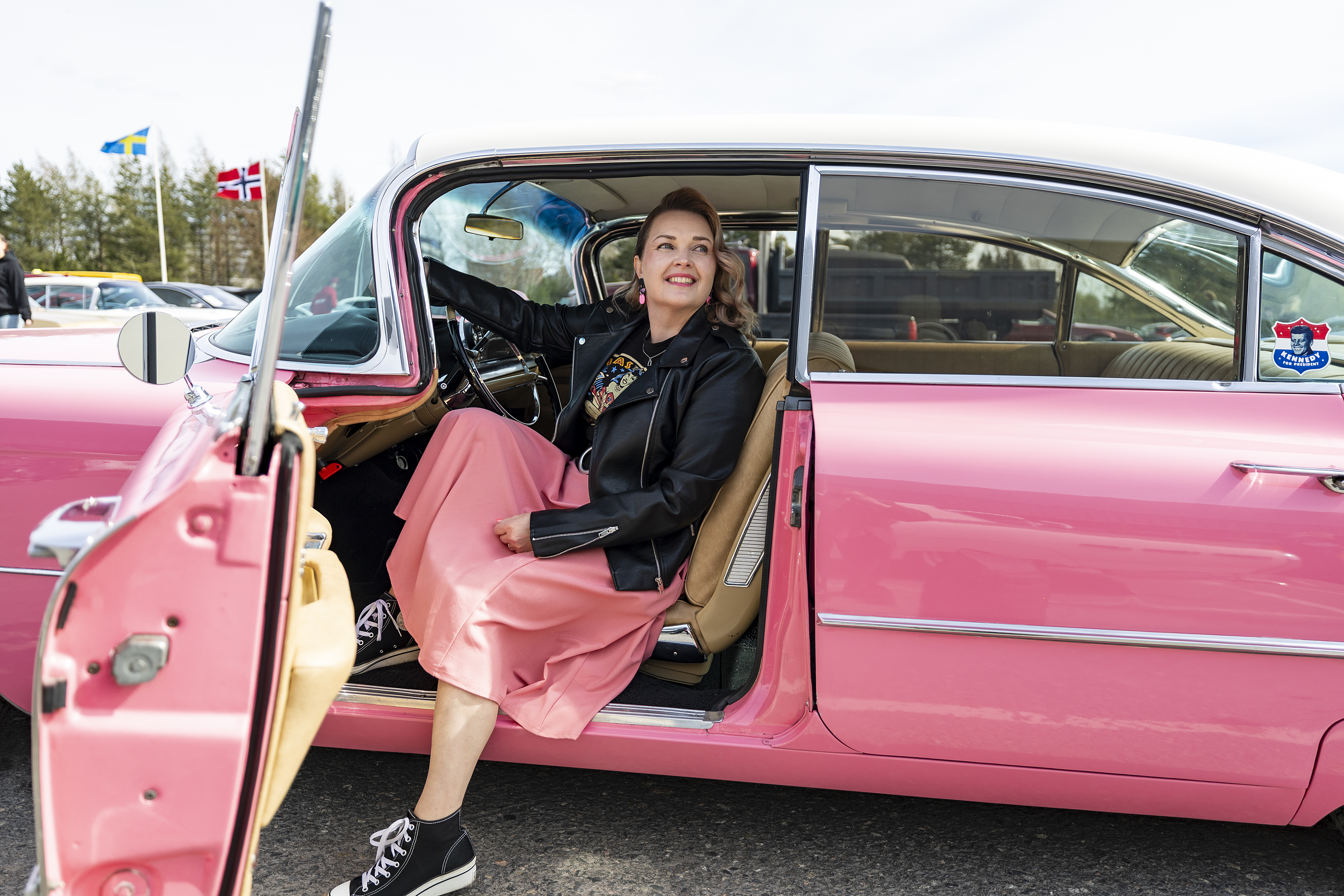 Oululainen Henna Åman viettää äitienpäivän jenkkiautojen parissa – American Car Show keräsi ennätykselliset 11 000 kävijää