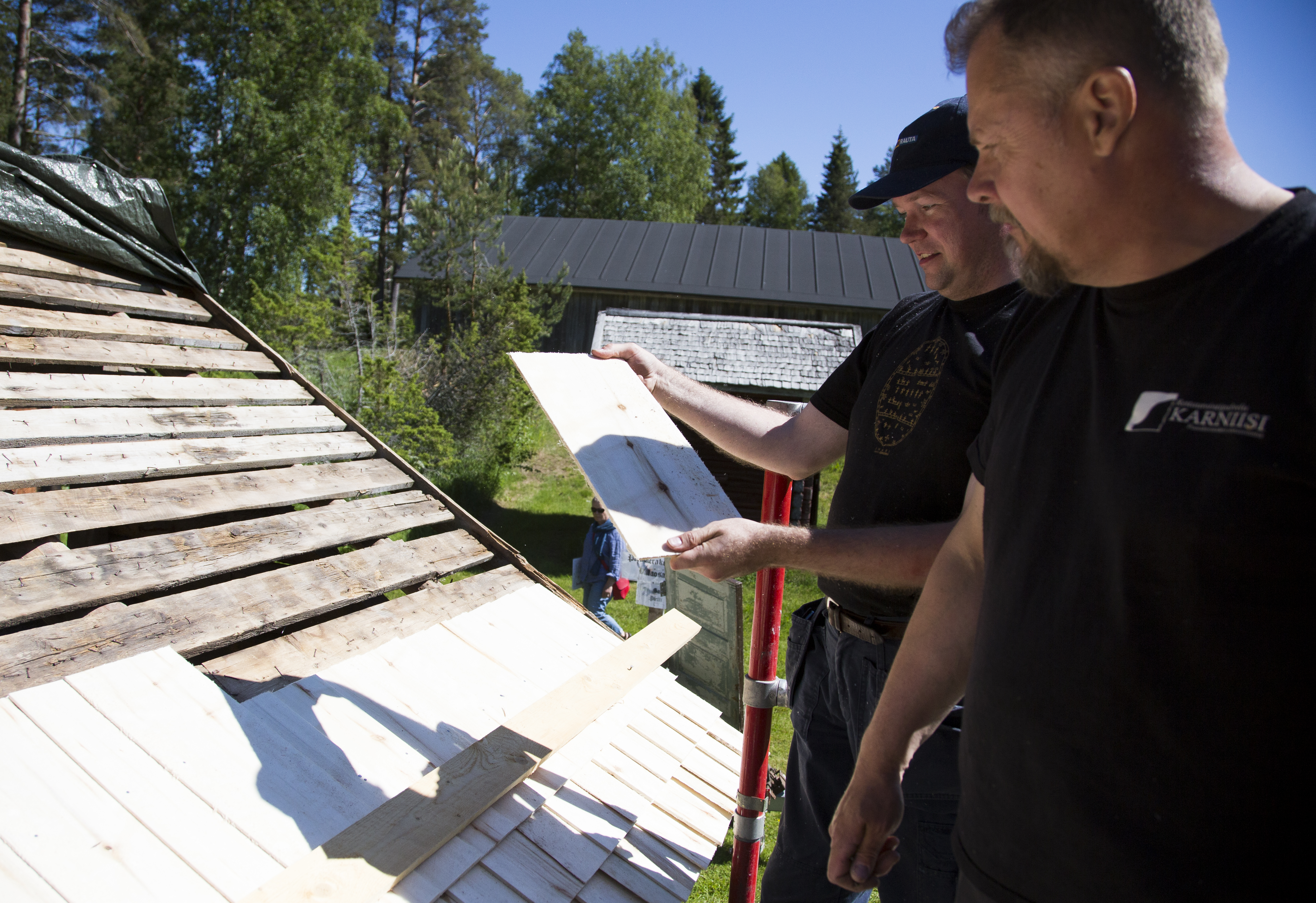 Museon Kalakämpän teevikatto rakentui Mikko Kettukankaan ja Timo Räisäsen pitämän asennusnäytöksen aikana. Teevit eroavat päreistä, sillä höylän sijaan ne valmistetaan sahaten. 