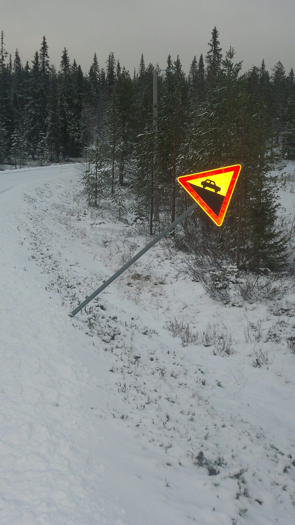 Tielaitoksen uutta muotia. Jyrkälle nousulle. Kallistetaan tolppaa prosenttien mukaan. Kirintövaara.