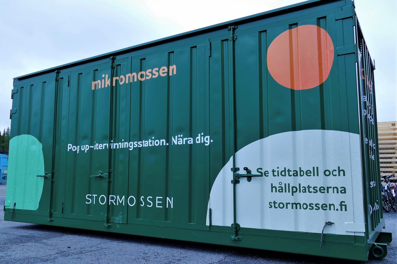 Jätehuoltoyhtiö Stormossenin pop up -hyötykäyttöasema Mikromossen on Taiteiden yön ajan pääkirjaston edustalla.