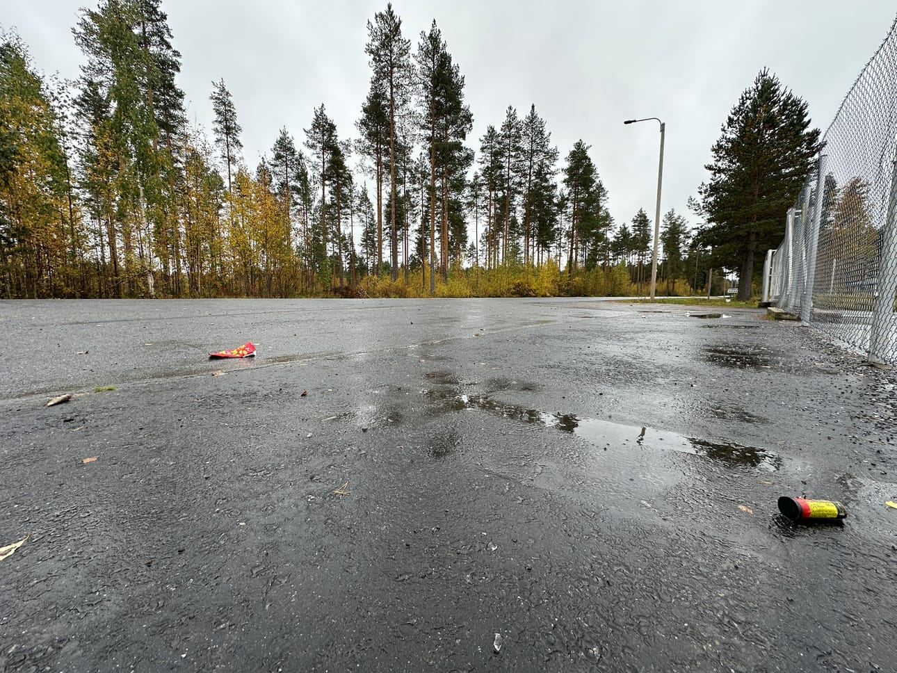 Alajärvellä Kuopiontiellä sattui perjantai-iltana noin kello 22 aikaan liikenneonnettomuus, jossa moottoripyörä törmäsi ajorataa ylittäneeseen jalankulkijaan.