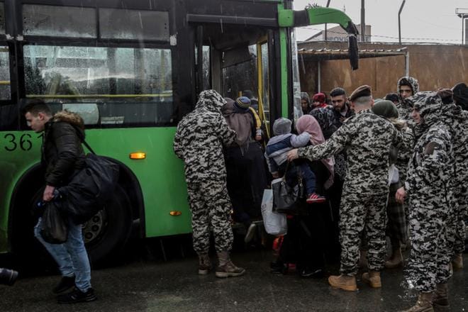 Osa syyrialaisista pakolaisista on pystynyt palaamaan kotimaahansa tilanteen rauhoituttua. Kuvassa libyalaiset viranomaiset auttavat pakolaisia Syyriaa kohti lähtevään linja-autoon helmikuussa. KUVA: Nabil Mouzner/EPA