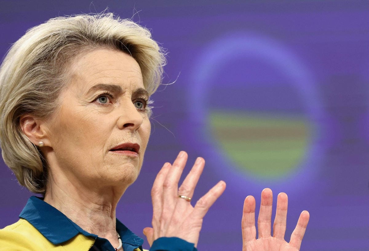 EU-komission puheenjohtaja Ursula von der Leyenin mukaan suositus perustuu ymmärrykseen siitä, että Ukrainassa on tehty hyvää työtä kohti EU:n jäsenyyttä, mutta työtä on vielä tehtävä. LEHTIKUVA/AFP