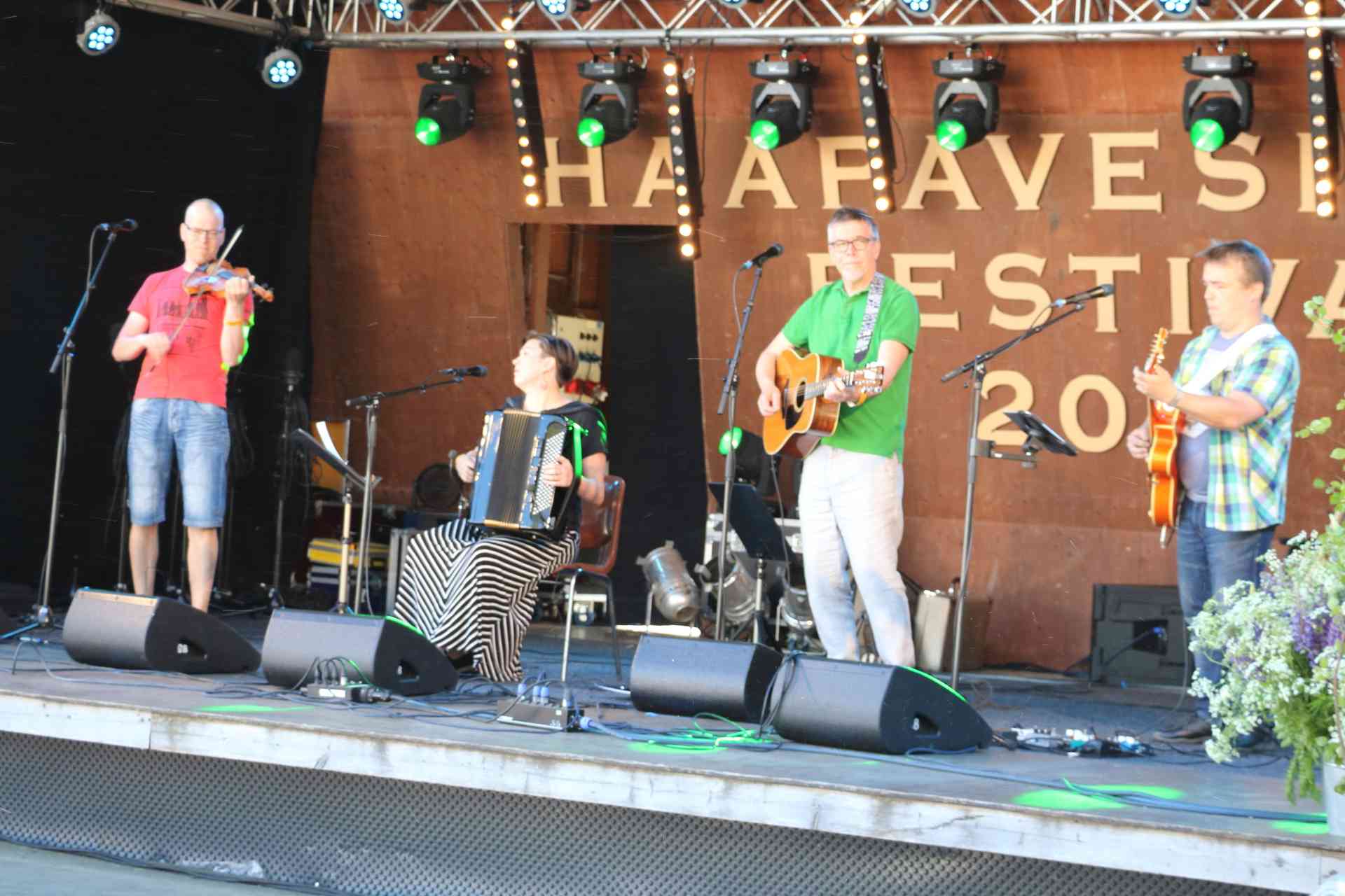 Pentti Rasinkagas ontehnyt ja esittänyt lastenmusiikkia ammatikseen yli 30 vuotta. Folkeilla hän esitti Juha Ylikotilan, Teija Nikun ja Tomi Nurmen kanssa pupulaarimusiikkia.