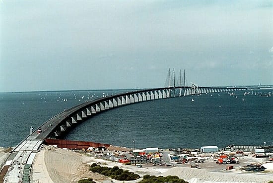 Juutinrauman silta yhdistää Tanskan ja Ruotsin.