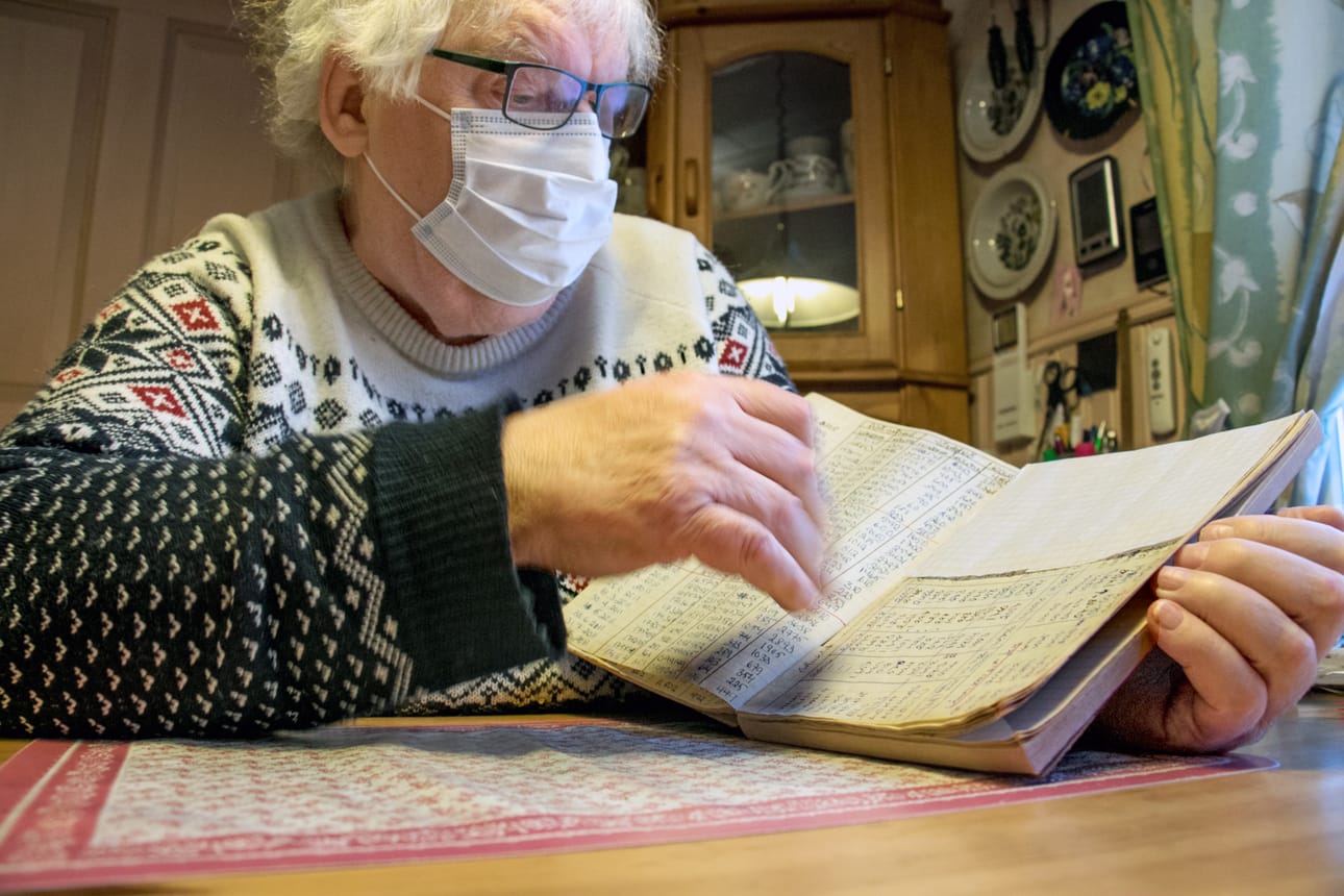 Seppo Kuusinen on kirjannut paksuun vihkoonsa kuukausittain sähkönkulutuksensa ja kulloinkin maksetun sähkön hinnat yli 20 vuoden ajalta.