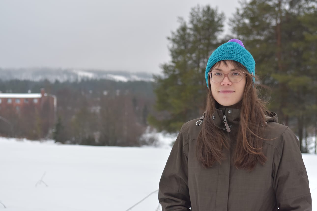Maija Hirvonen kuvailee taustalla siintävää Taivalvaaraa omaksi sielunmaisemakseen.