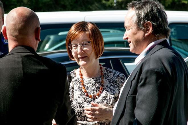 Maahanmuuttoviraston ylijohtaja Jaana Vuorio piipahti Kristiinankaupungin vastaanottokeskuksen kymmenvuotisjuhlissa matkallaan Vaasaan. Vierailua isännöi muun muassa Raimo Varpula (oikealla). KUVA: JORMA HAVULA