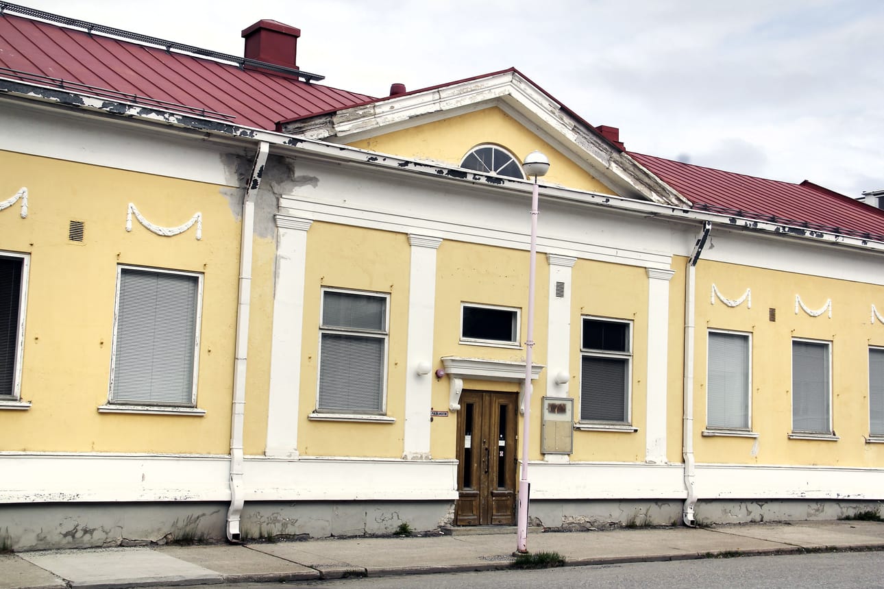 Kemin vanha pääkirjasto myytiin 95 000 eurolla uudelle omistajalle. 825 neliön suuruinen päärakennus on valmistunut vuonna 1928.