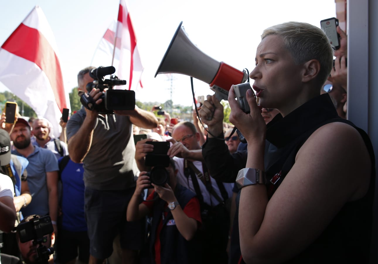 Maria Kolesnikova puhumassa 17. elokuuta Minskin traktoritehtaan työntekijöille, jotka ryhtyivät lakkoon vastustaakseen presidentinvaalien vääristelyä ja Aleksandr Lukashenkon valtaa. Valko-Venäjälle julistettiin yleislakkoa.